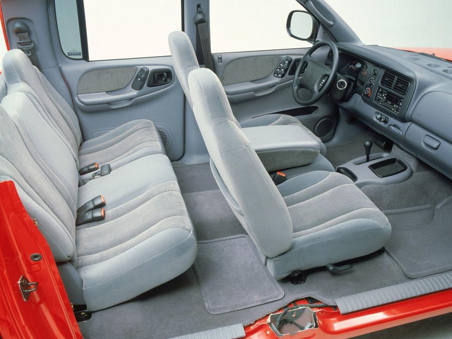  Dodge Dakota Sport Quad Cab 2000 года  (фото 17 из 22)